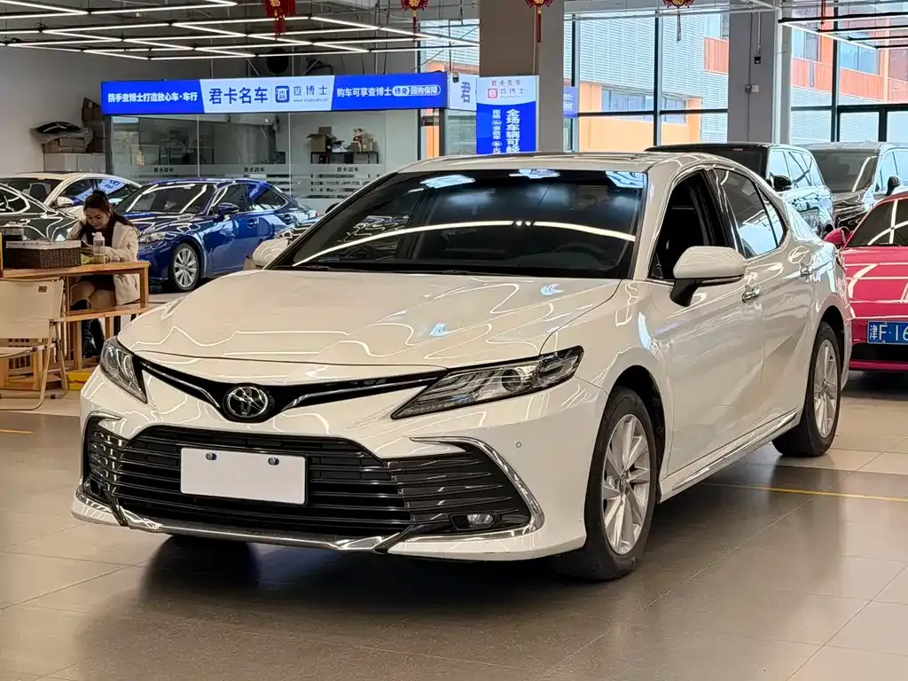 Toyota Camry — фото 1