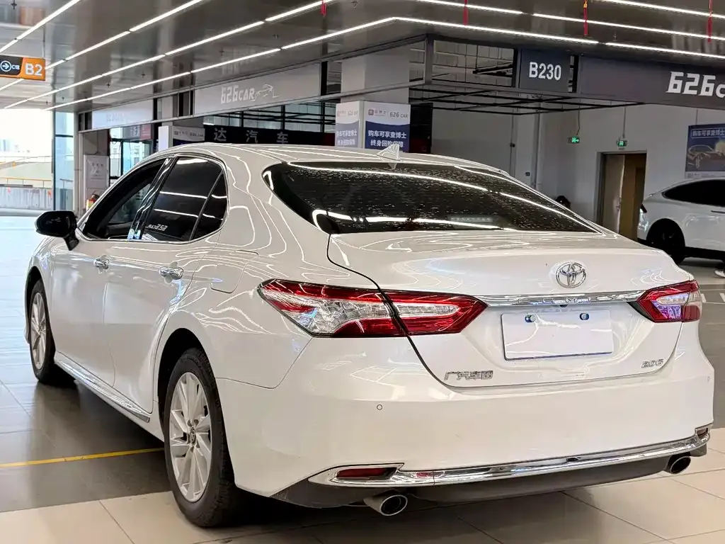 Toyota Camry — фото 9