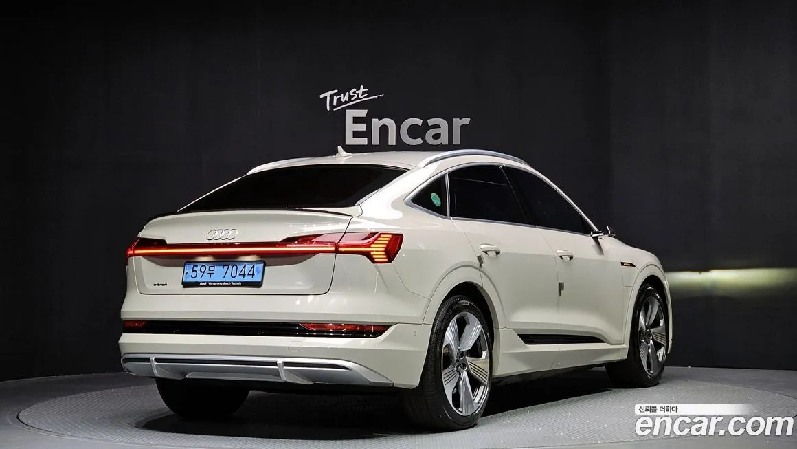 Audi e-tron — фото 2
