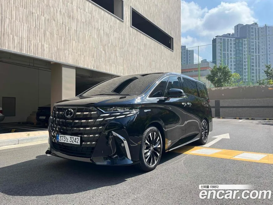 Toyota Alphard — фото 1
