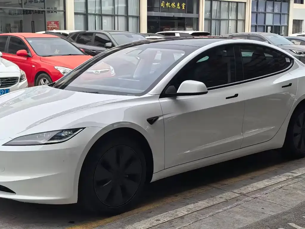 Tesla Model 3 — фото 1