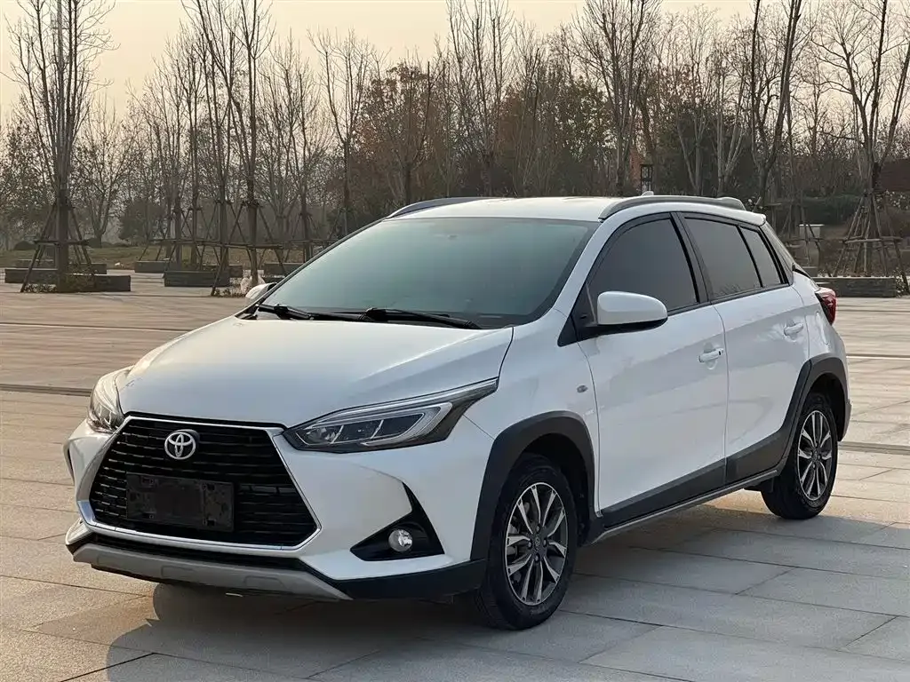 Toyota Yaris L — фото 1