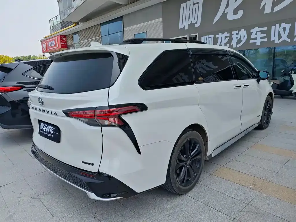 Toyota Granvia — фото 7