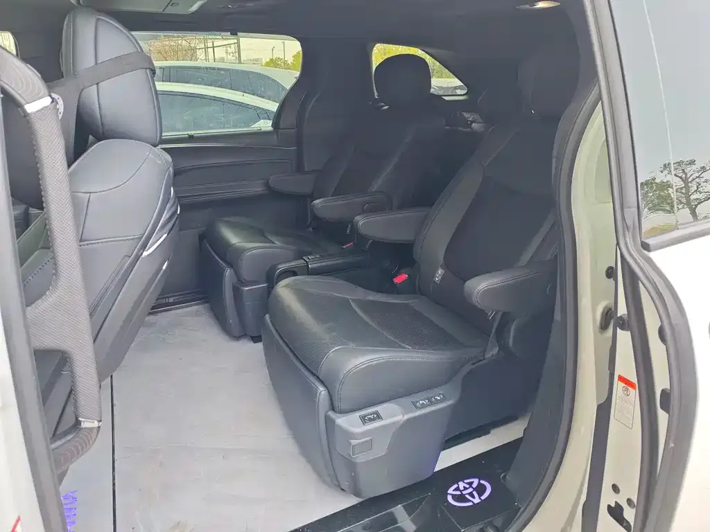 Toyota Granvia — фото 3