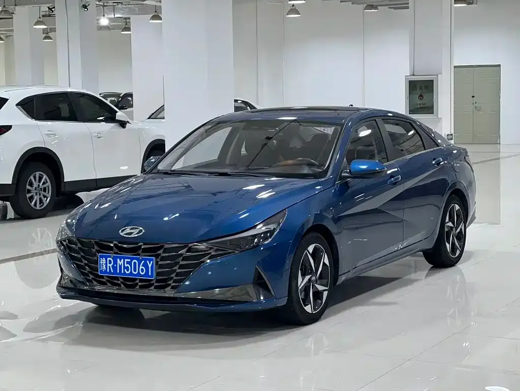 Hyundai Elantra — фото 1