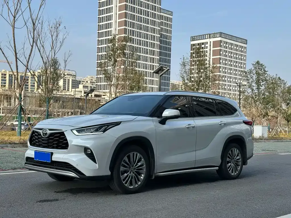 Toyota Highlander — фото 1