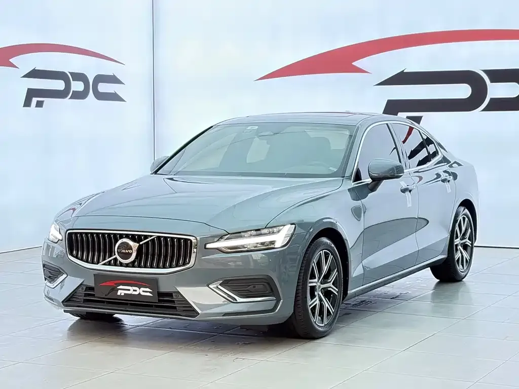 Volvo S60 — фото 1