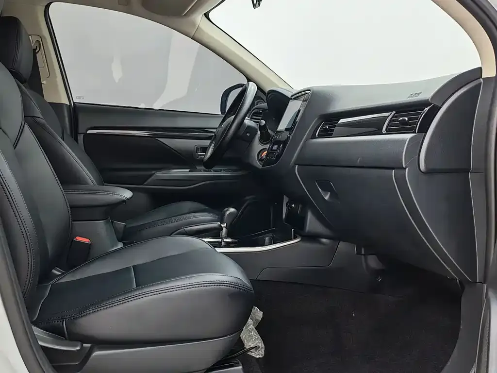 Mitsubishi Outlander — фото 10