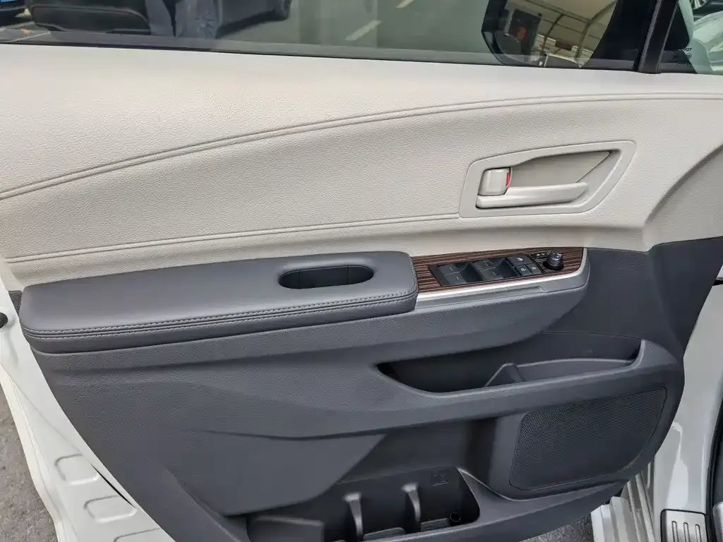 Toyota Sienna — фото 3
