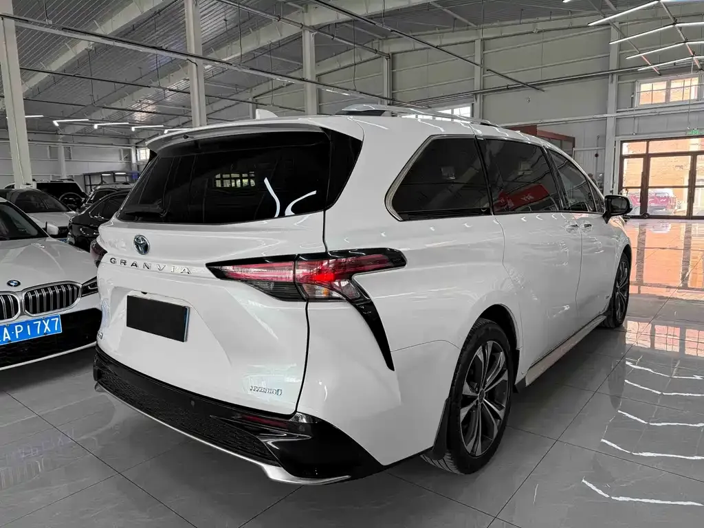 Toyota Granvia — фото 8