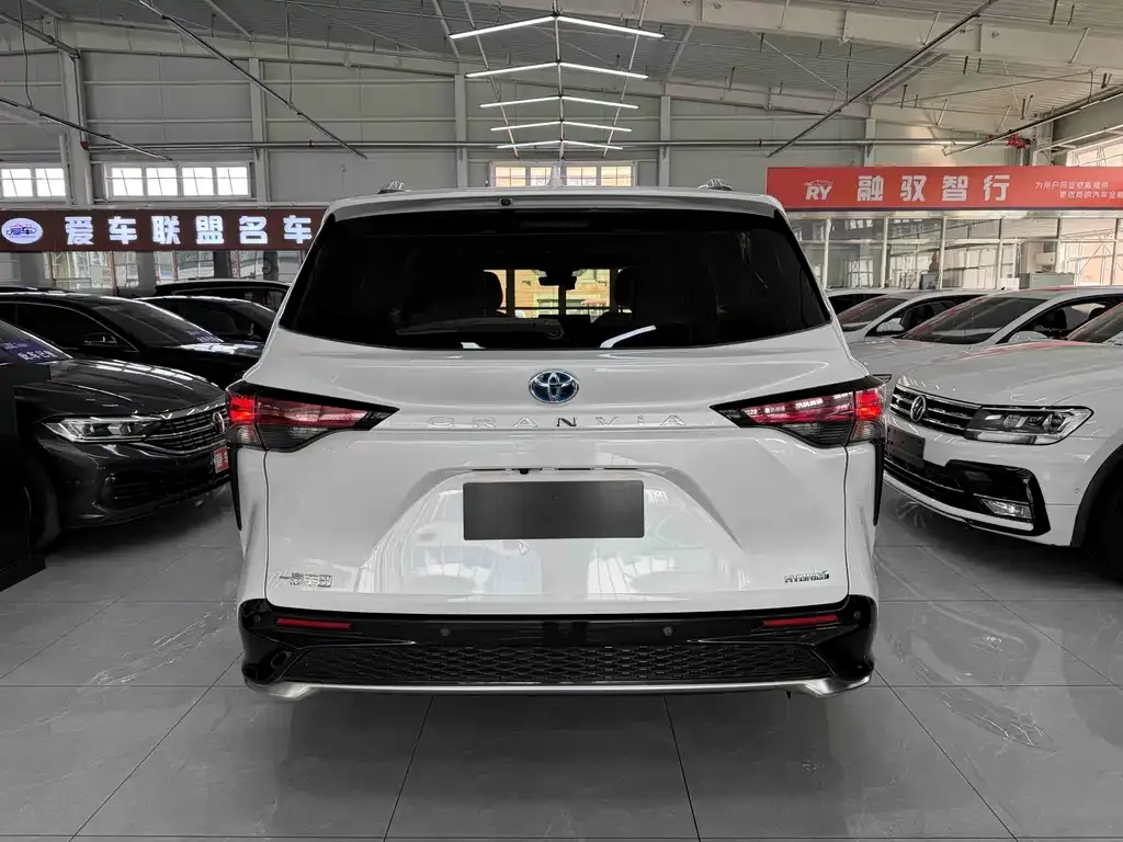 Toyota Granvia — фото 7