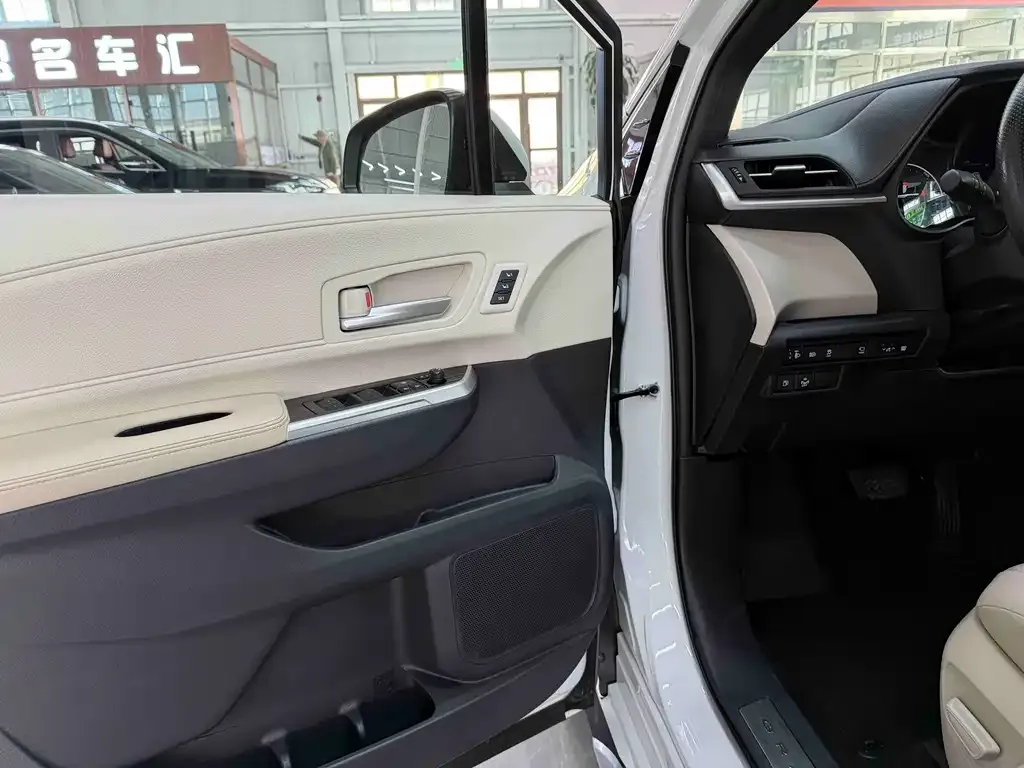 Toyota Granvia — фото 3