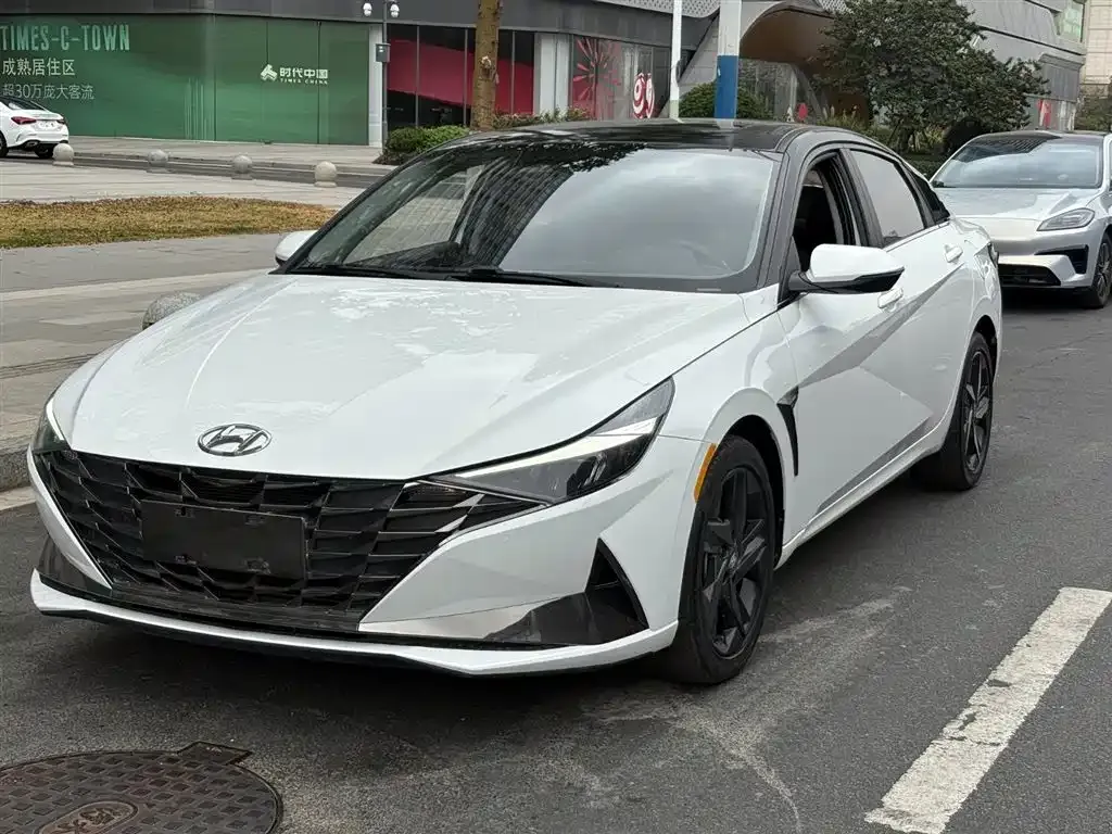 Hyundai Elantra — фото 1