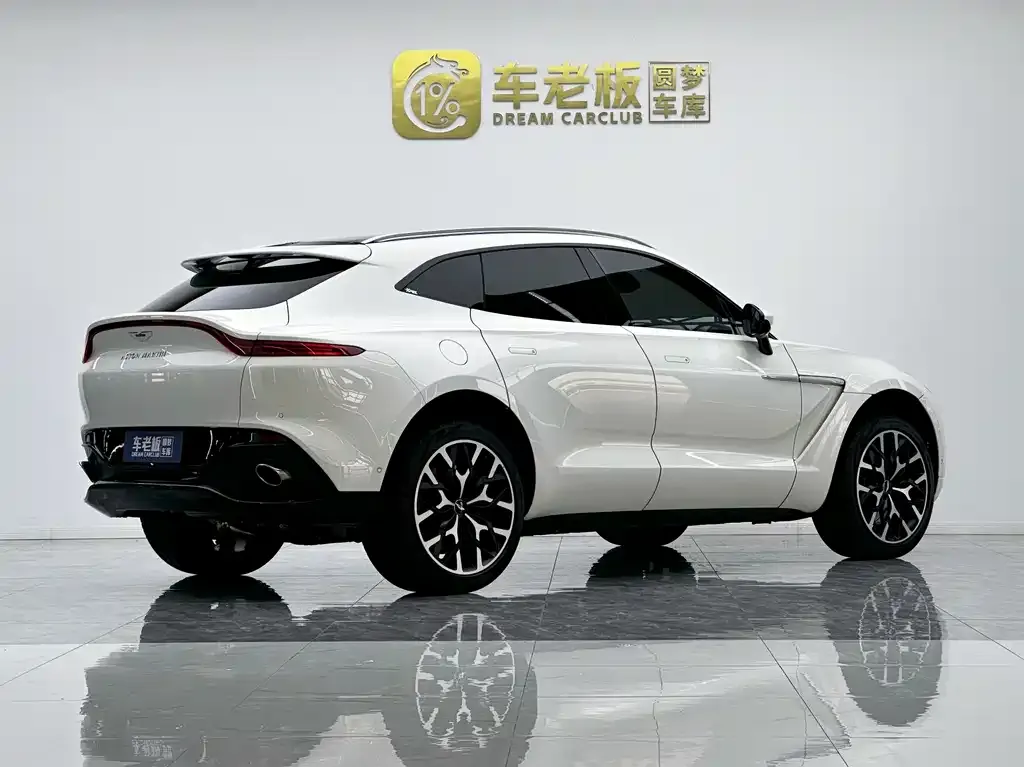 Aston Martin DBX — фото 10