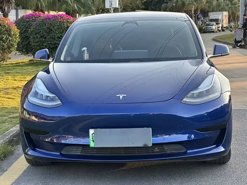 Tesla Model 3 — фото 1