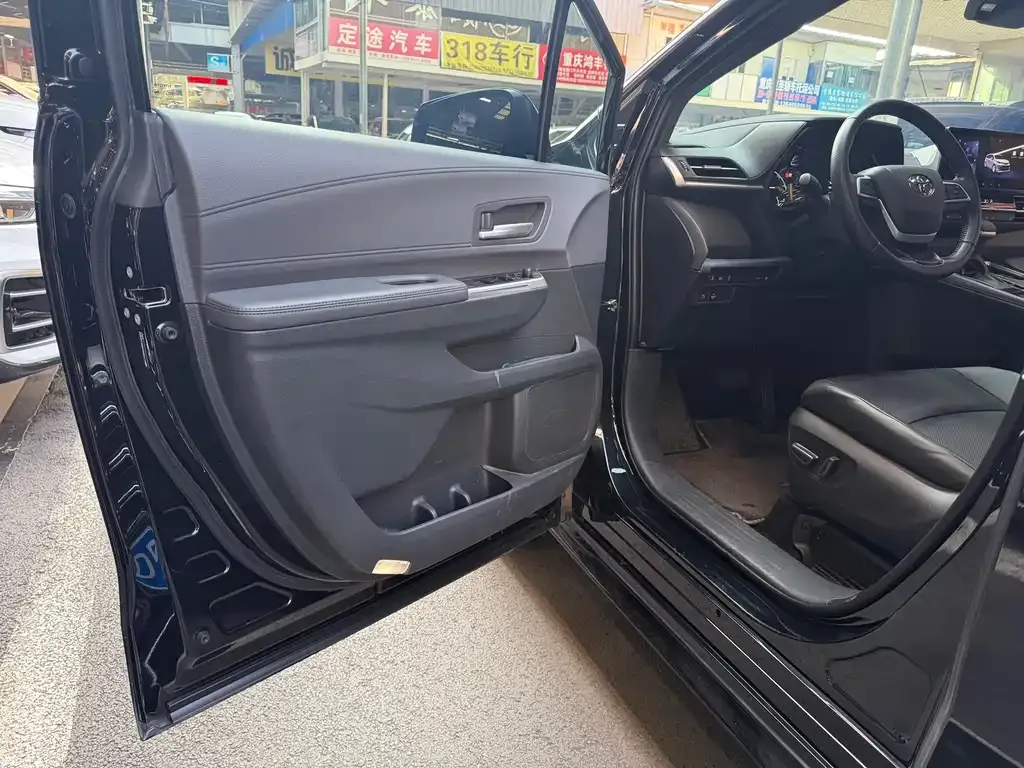 Toyota Sienna — фото 4