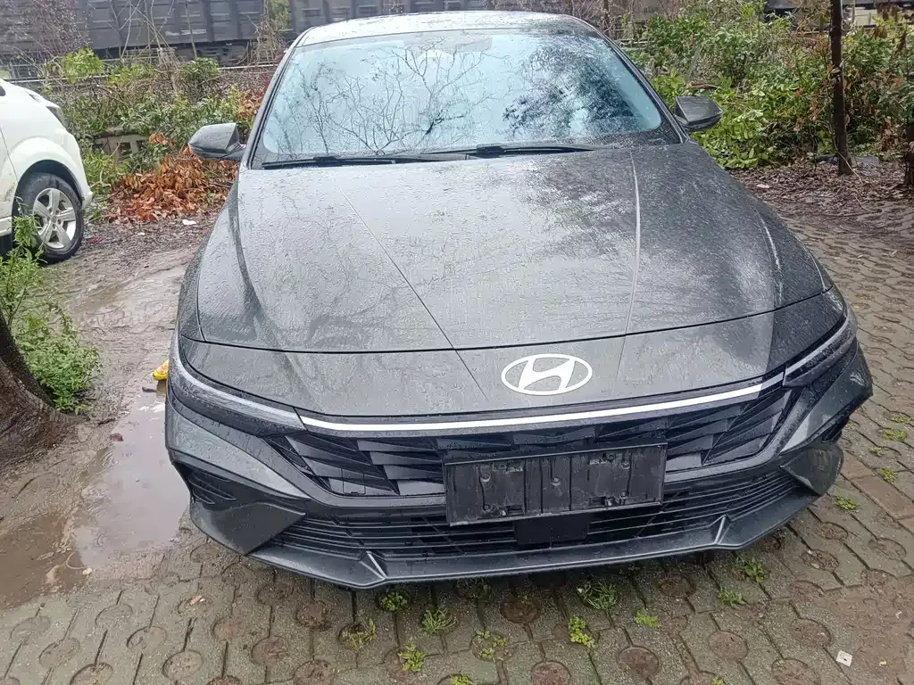 Hyundai Elantra — фото 1