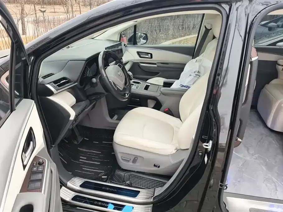 Toyota Sienna — фото 4