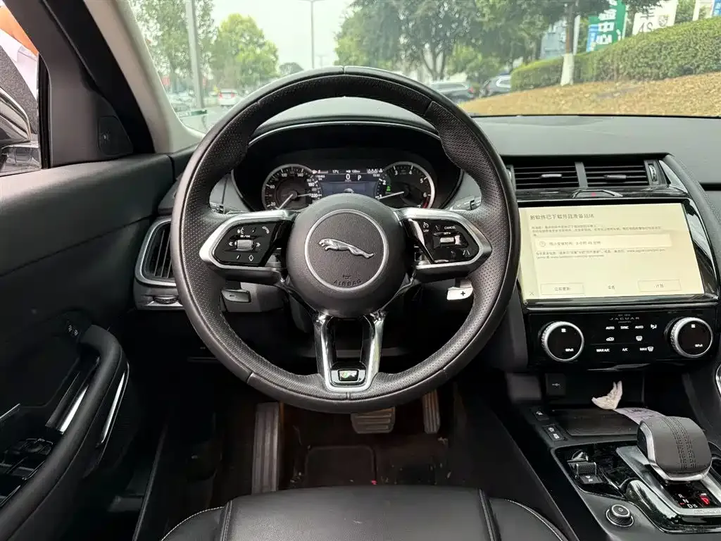 Jaguar E-PACE — фото 9