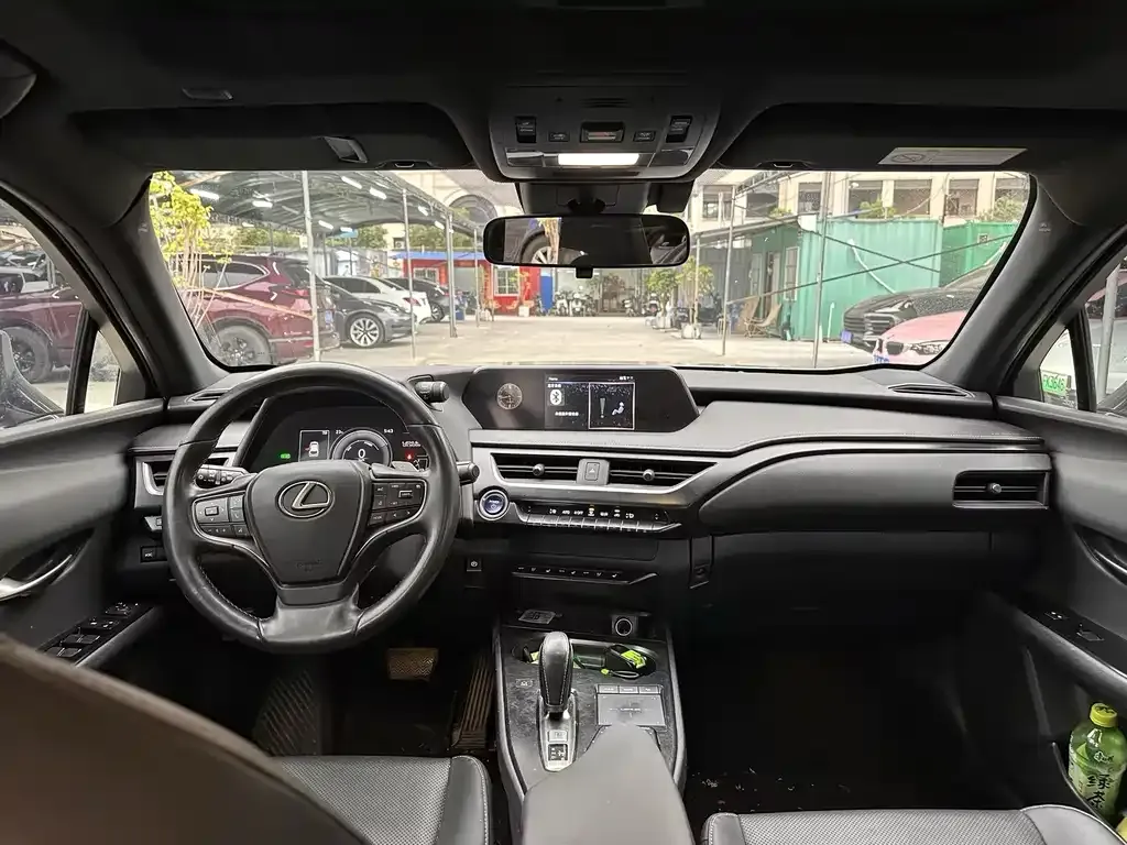 Lexus UX New Energy — фото 2