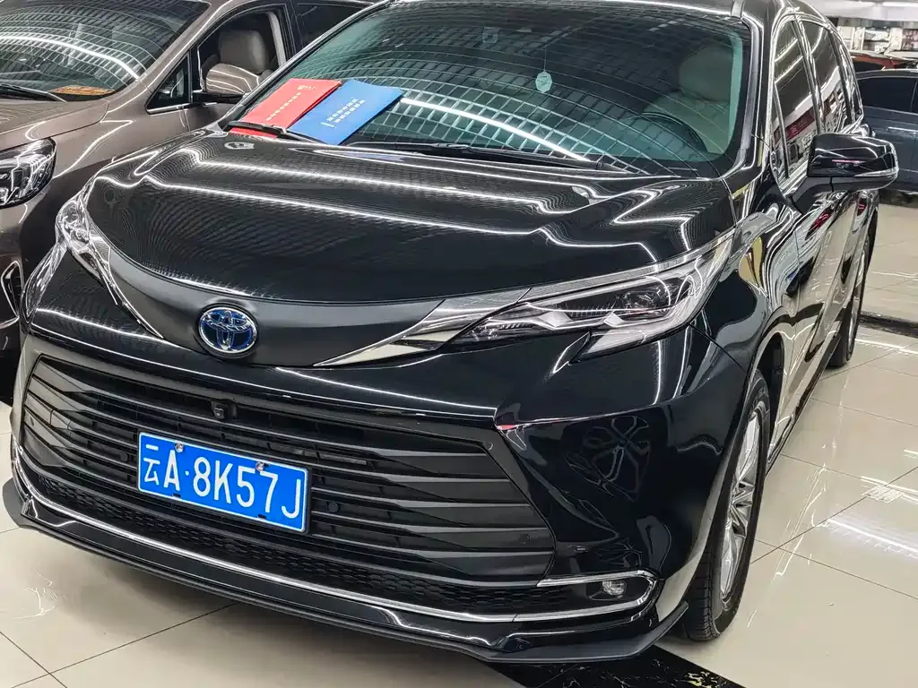 Toyota Sienna — фото 1