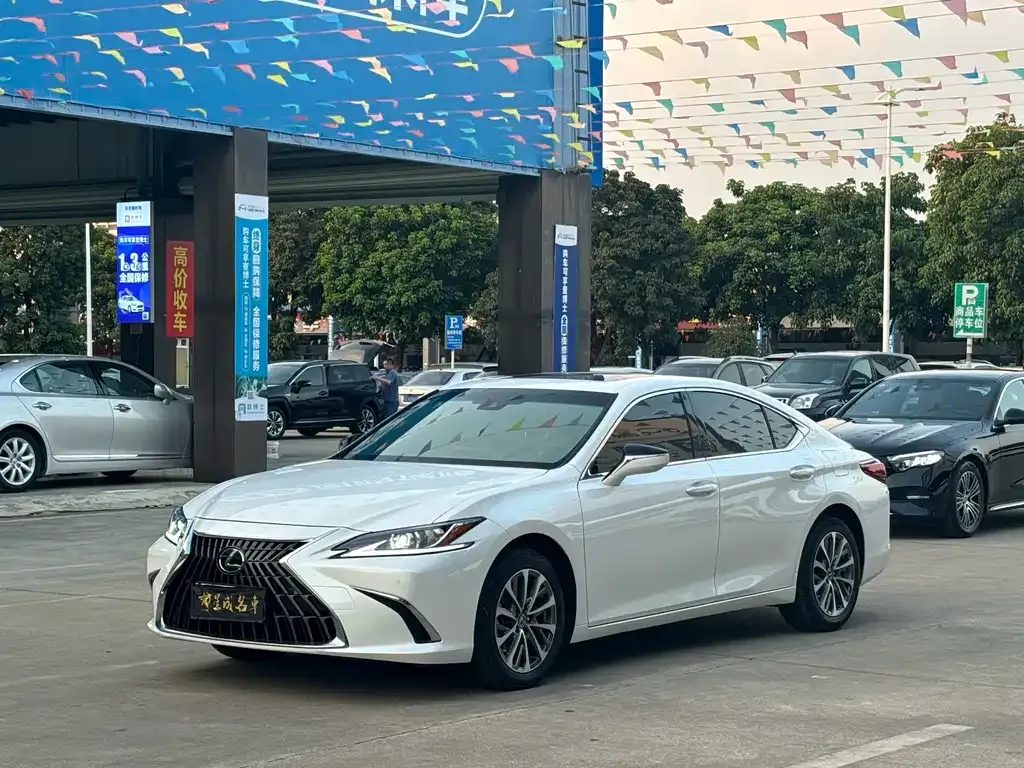 Lexus ES — фото 1