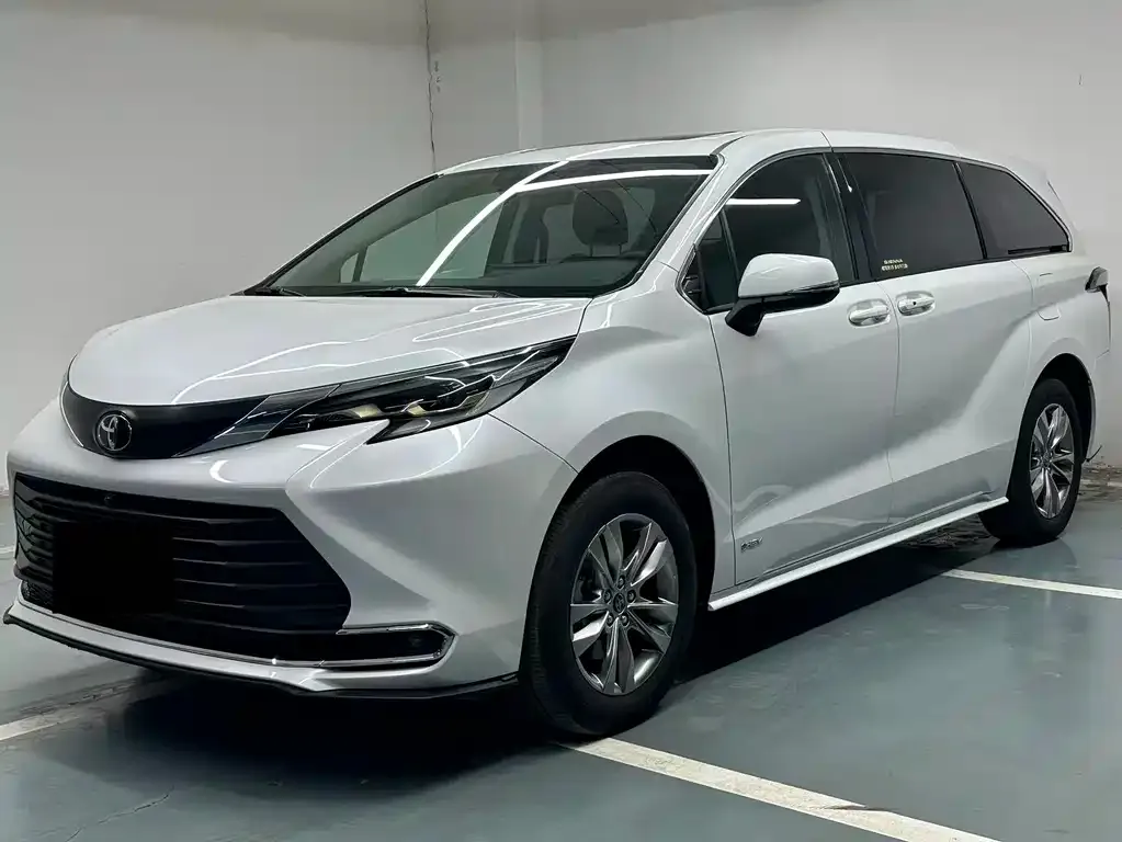 Toyota Sienna — фото 1