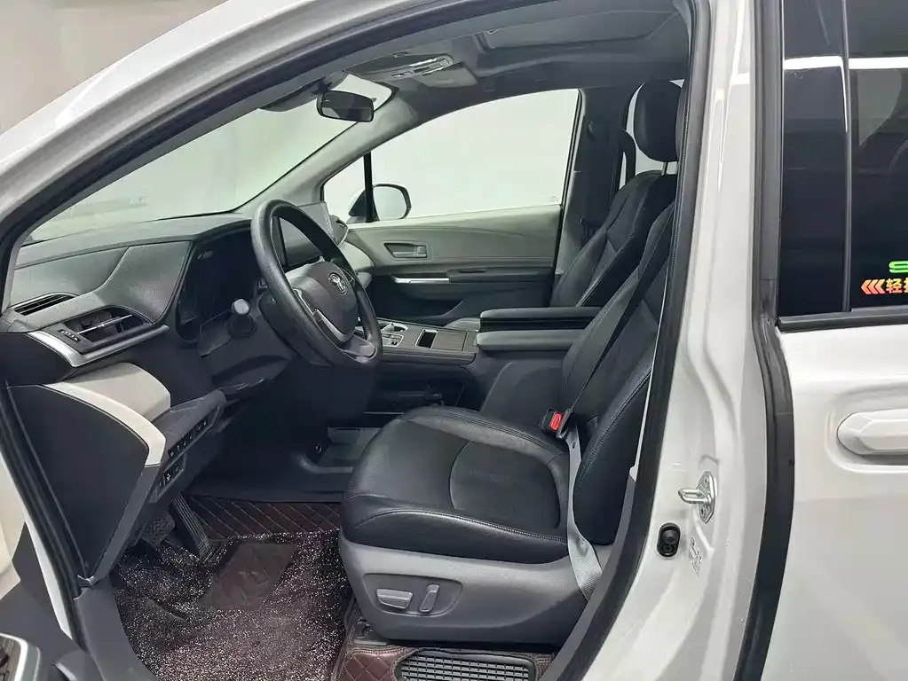 Toyota Sienna — фото 7