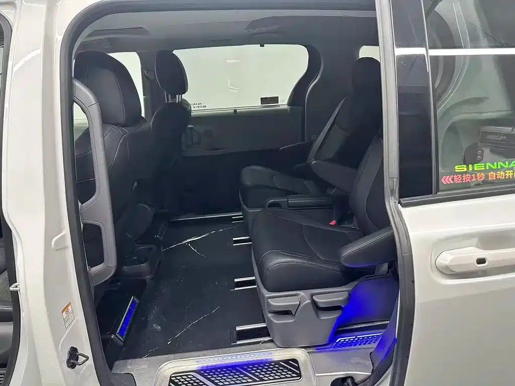 Toyota Sienna — фото 5
