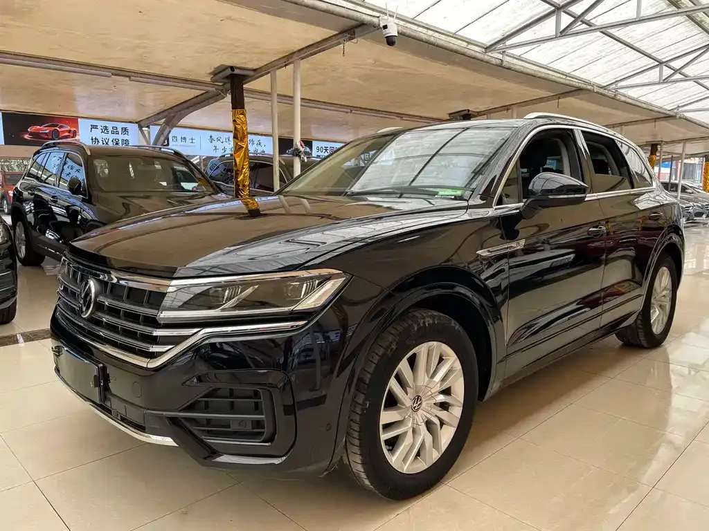 Volkswagen Touareg — фото 1