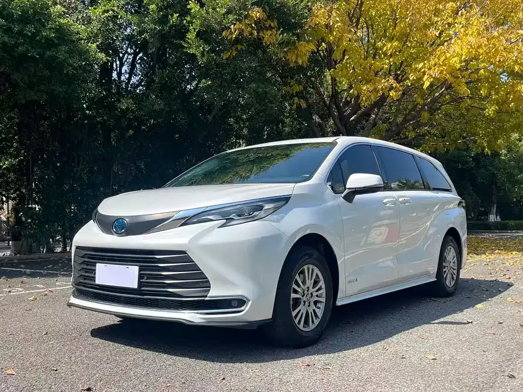 Toyota Sienna — фото 1