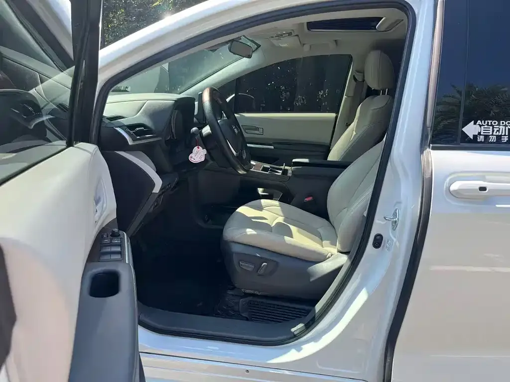 Toyota Sienna — фото 3