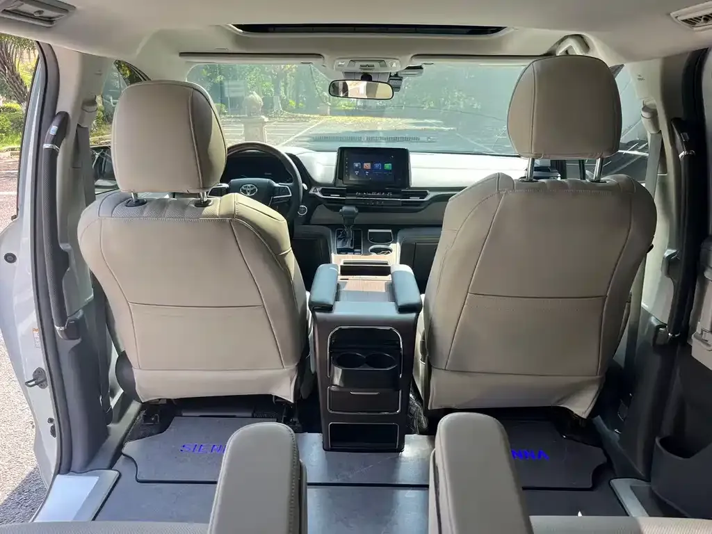 Toyota Sienna — фото 2