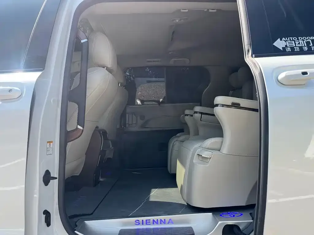 Toyota Sienna — фото 5