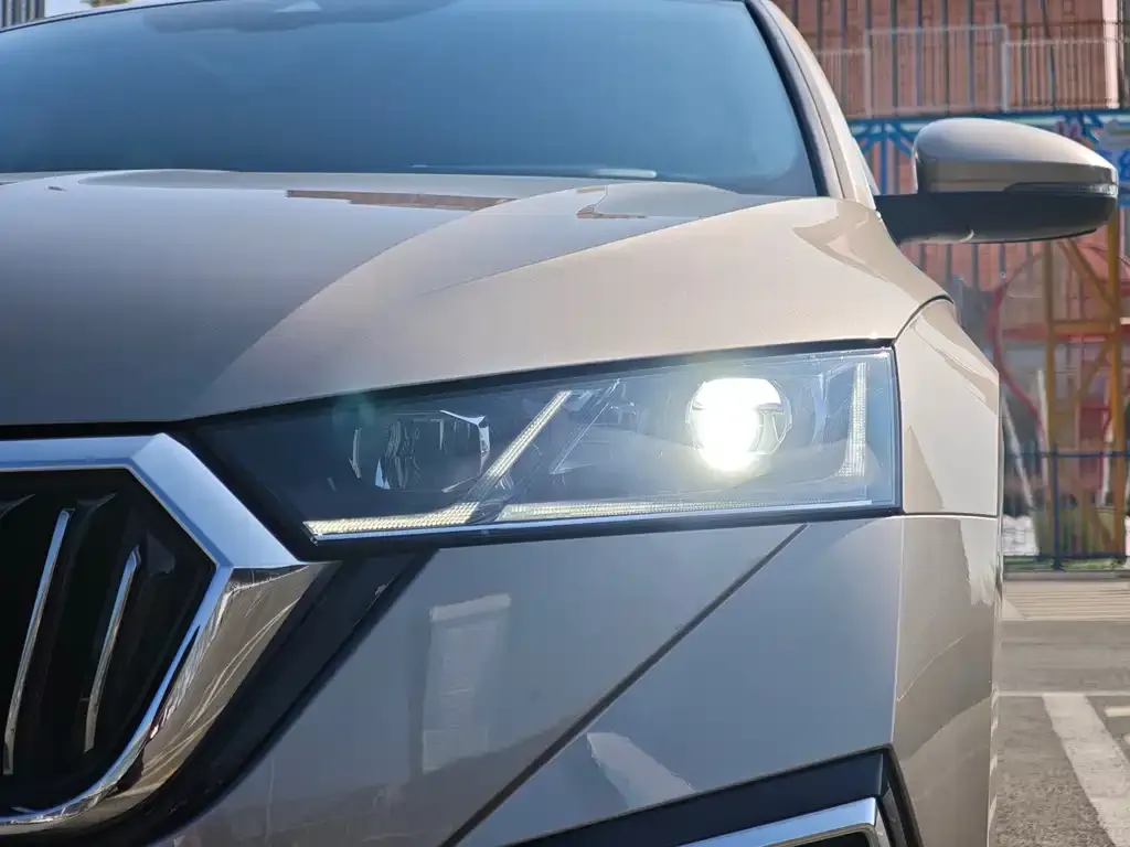 Skoda Octavia — фото 2