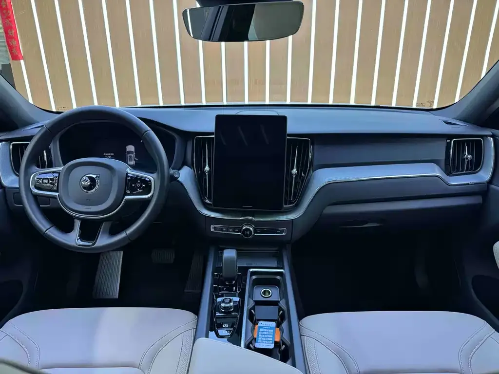 Volvo XC60 — фото 2