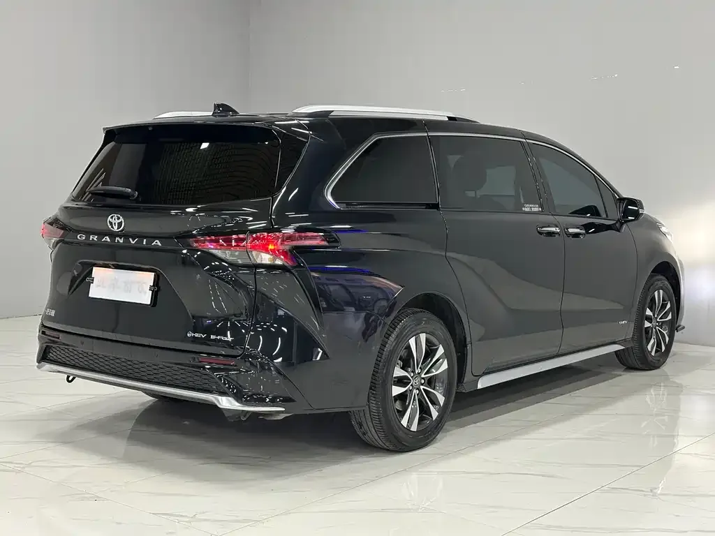 Toyota Granvia — фото 3