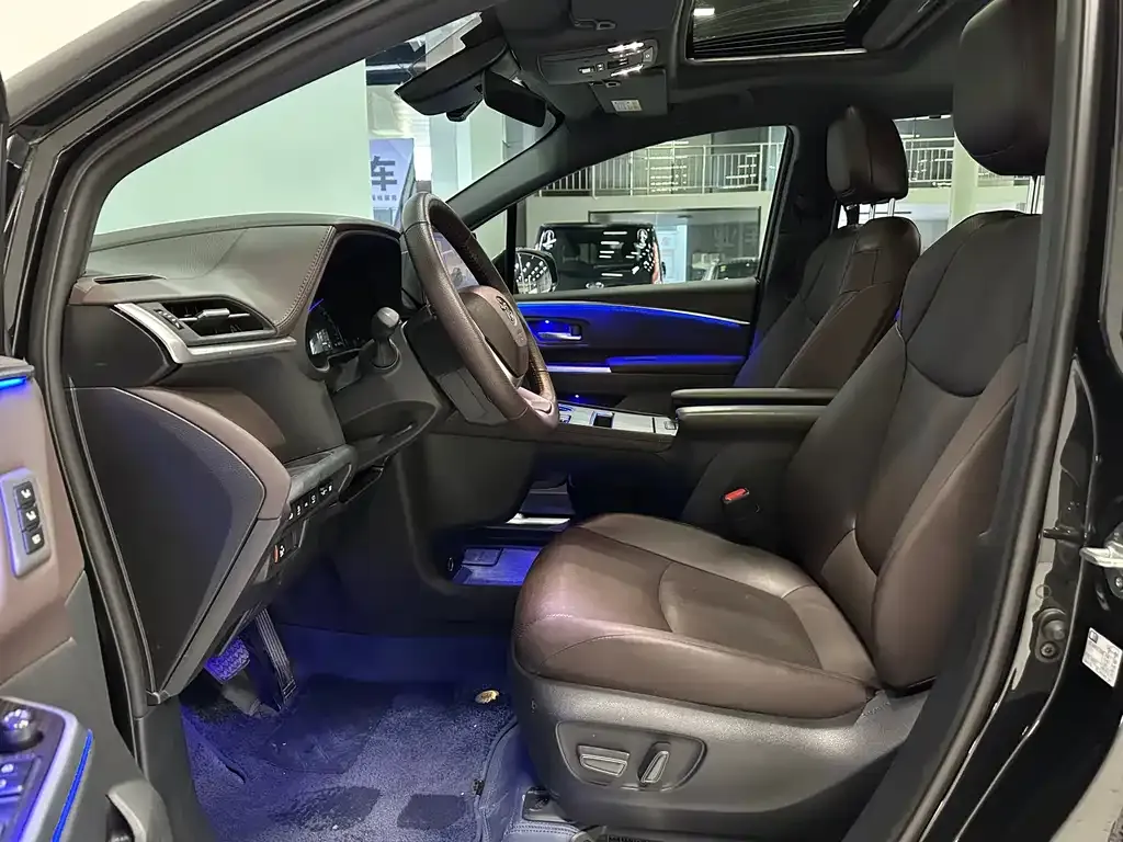 Toyota Granvia — фото 10