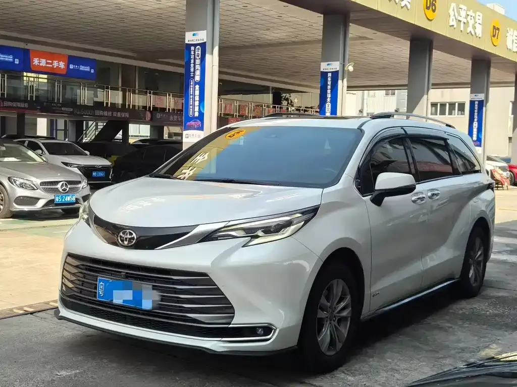 Toyota Sienna — фото 1
