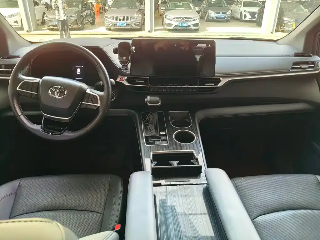 Toyota Sienna — фото 5