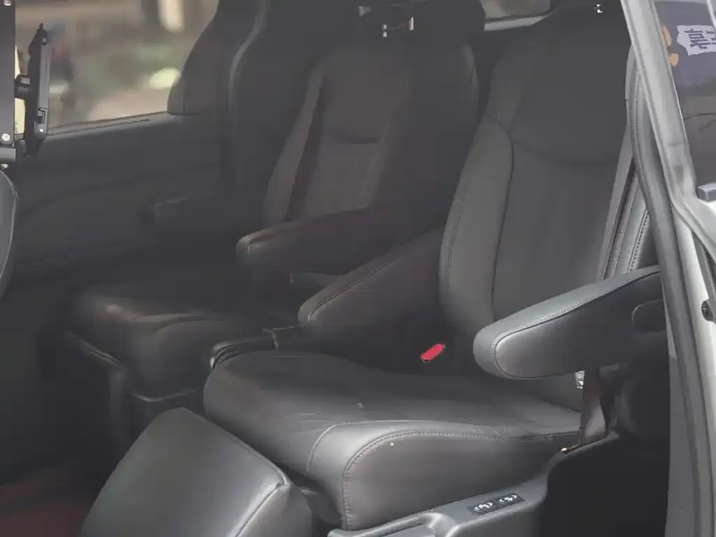 Toyota Sienna — фото 2