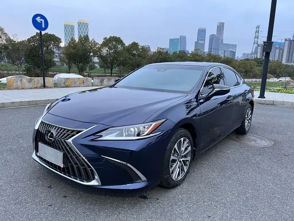 Lexus ES — фото 1