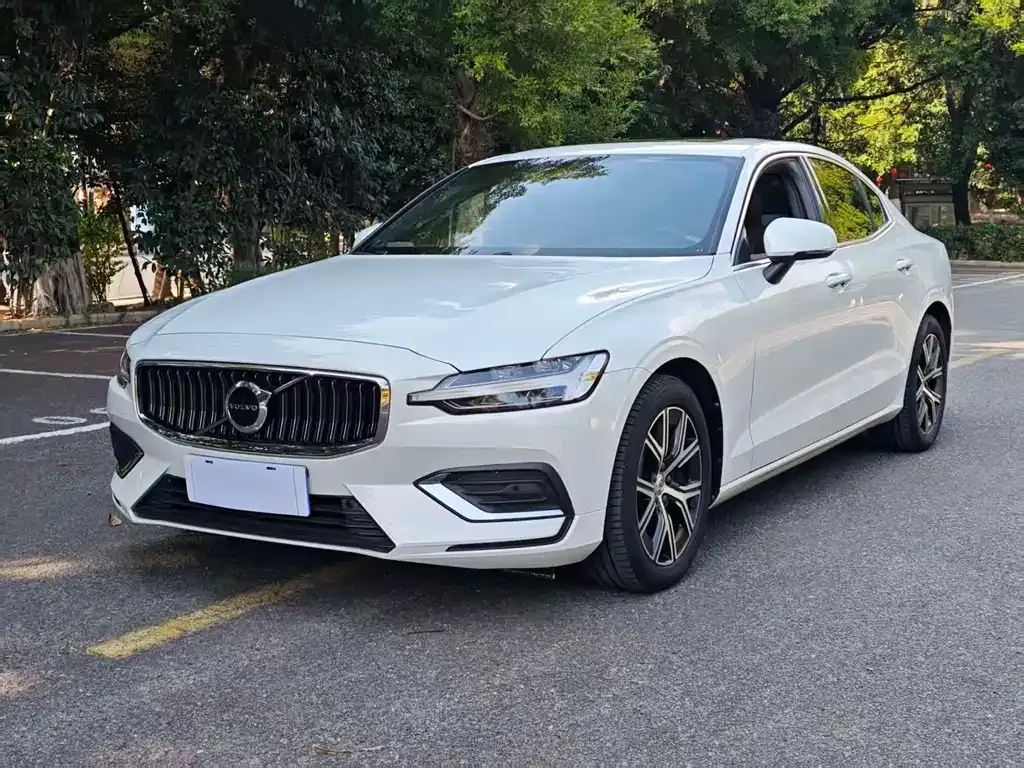 Volvo S60 — фото 1