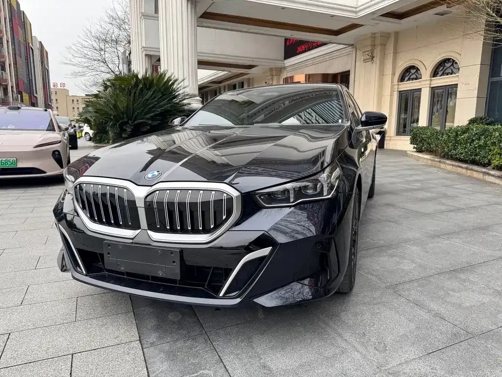 BMW 5 Series — фото 1