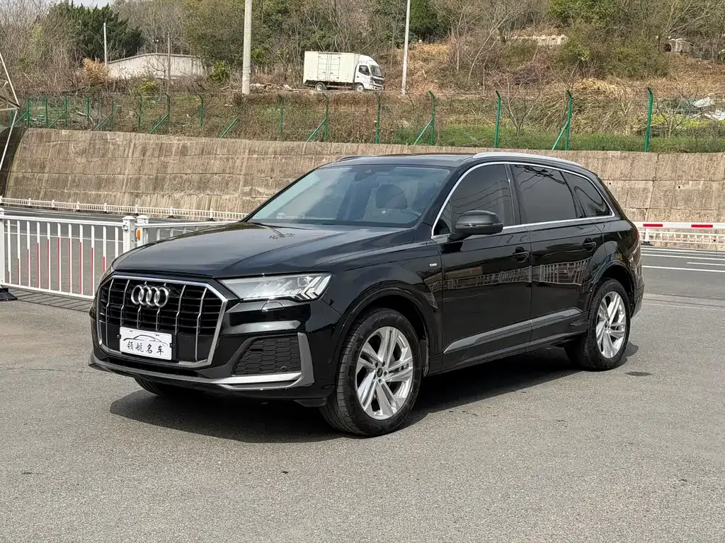 Audi Q7 — фото 1