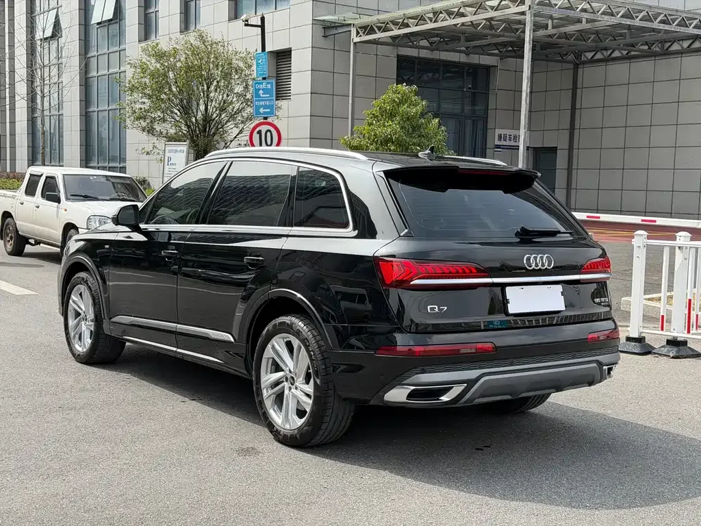 Audi Q7 — фото 10