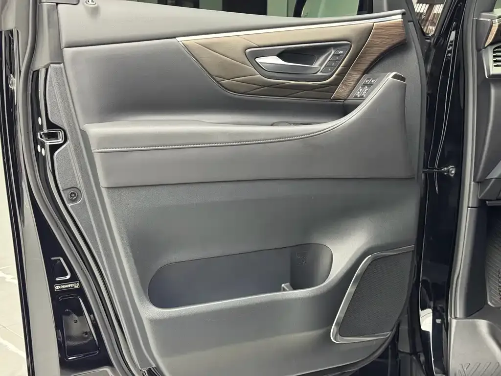 Toyota Vellfire — фото 4