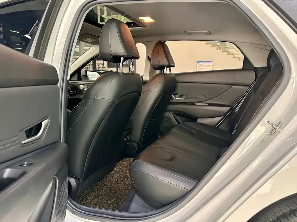 Hyundai Elantra — фото 4