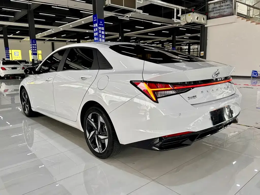Hyundai Elantra — фото 3