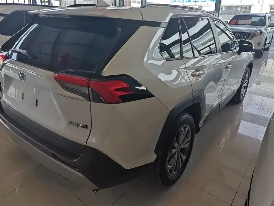 Toyota RAV4 — фото 10